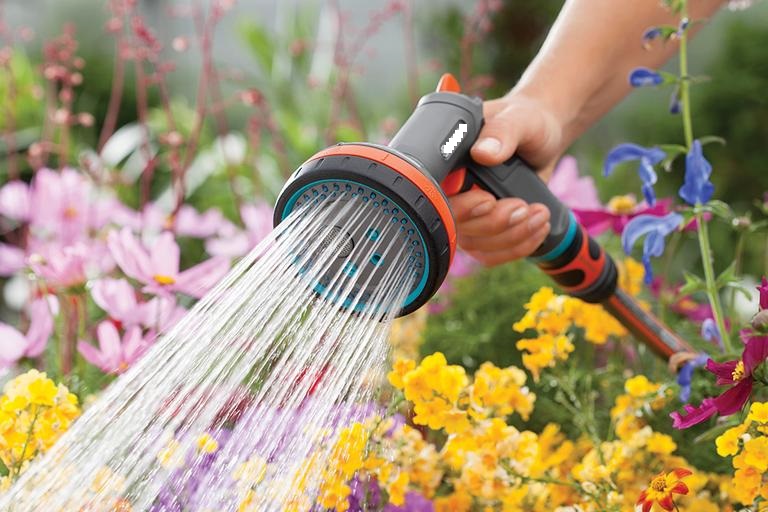 0523-m0014-m007-m050-asym-m008-m022-gardena-brandshop-multi-sprayer-header.jpg