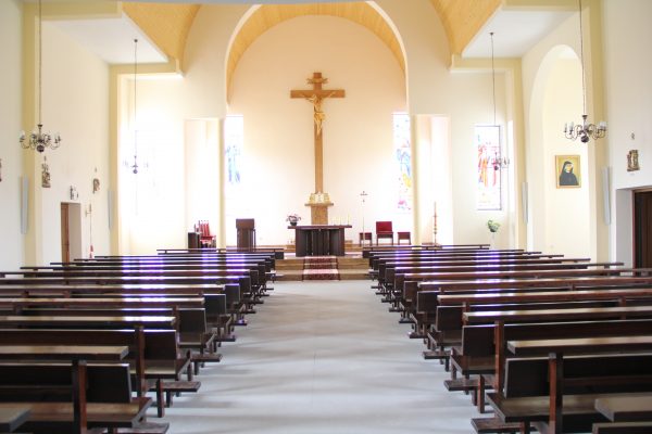 widok na oltarz 600x400