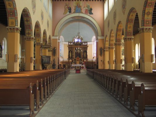 wnetrzne kosciola parafialnego pw. Wszystkich Swietych w Brusach 533x400