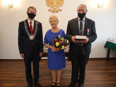 Państwo Danuta i Paweł Jażdżewscy z Burmistrzem Brus.