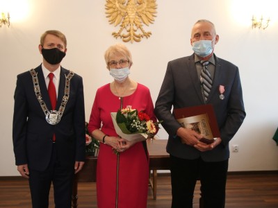 Państwo Urszula i Stanisław Jażdżewscy z Burmistrzem Brus.