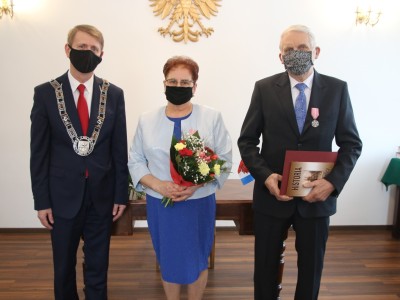 Państwo Maria i Zygmunt Durajowie z Burmistrzem Brus..