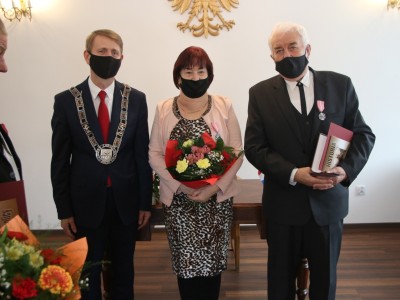 Państwo Elżbieta i Henryk Słomińscy z Burmistrzem Brus.