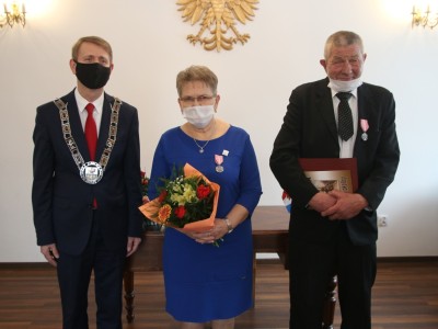 Państwo Zofia i Edmund Radtka z Burmistrzem Brus.
