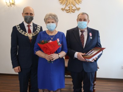 Państwo Maria i Józef Gierszewscy z Burmistrzem Brus.