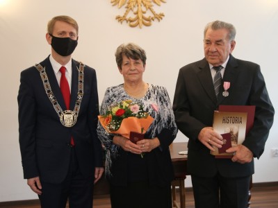 Państwo Danuta i Gerard Kopiszkowie z Burmistrzem Brus.