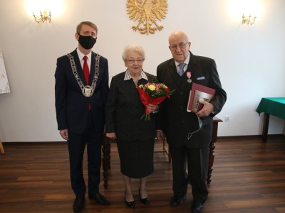 Państwo Janina i Paweł Milkowscy z Burmistrzem Brus.