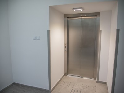 „DOSTĘPNY URZĄD” – WINDA I UDOGODNIENIA W URZĘDZIE MIEJSKIM W BRUSACH DLA OSÓB ZE SZCZEGÓLNYMI POTRZEBAMI  