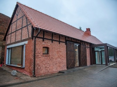 REWITALIZACJA ZABYTKOWEGO BUDYNKU GOSPODARCZEGO PRZY „STAREJ SZKOLE” W BRUSACH