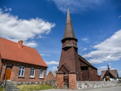 KONSERWACJA DACHU I ELEWACJI ZABYTKOWEGO DREWNIANEGO KOŚCIOŁA W LEŚNIE – POZYSKANO DOFINANSOWANIE