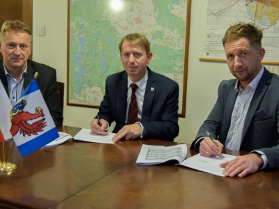 BUDOWA ULIC: JODŁOWEJ, ŚWIERKOWEJ, DĘBOWEJ, KLONOWEJ, LILIOWEJ, CZĘŚCI SŁONECZNEJ, JAŚMINOWEJ, ZIELONEJ I ŁANOWEJ – ZAKOŃCZENIE PROJEKTOWANIA, UMOWA Z WYKONAWCĄ