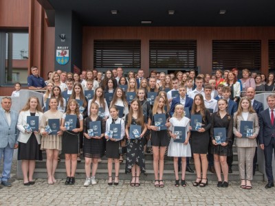 23.06 - BURMISTRZ BRUS WRĘCZYŁ STYPENDIA ABSOLWENTOM KLAS ÓSMYCH