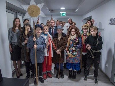 19.12 - KASZËBSCZÉ GWIÔZDCZI ZAWITAŁY DO URZĘDU MIEJSKIEGO