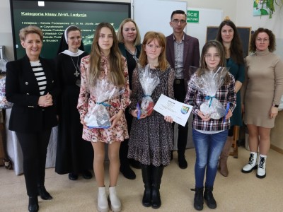 Reprezentacja klas IV-VIII Szkoły Podstawowej w Czapiewicach.