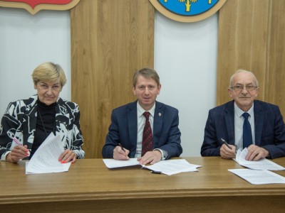 Podpisanie umowy z wykonawcą i inspektorem nadzoru.