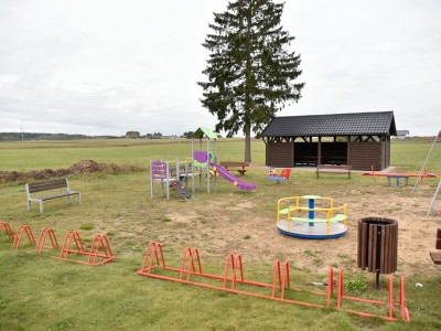 Plac zabaw w Małych Chełmach.