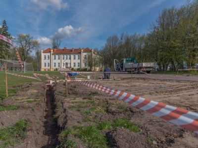 Budowa ogrodzenia w Wielkich Chełmach. 