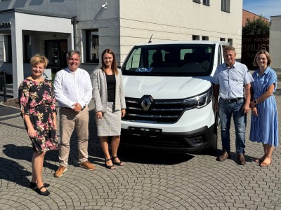 Gminę Brusy podczas odbioru busa reprezentowali: sekretarz Mariola Rodzeń, dyrektor Wydziału IFZ Zbigniew Żabiński oraz inspektor tego Wydziału Bożena Kosak Główczewska. 