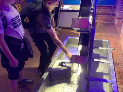 Zdjęcia obrazujące dzieci biorących udział w doświadczeniach w Hevelianum w Gdańsku