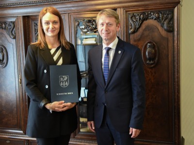 Stanowisko kierownika Środowiskowego Domu Samopomocy powierzono panie Kamili Wardzie. Na zdjęciu z burmistrzem Brus Witoldem Ossowskim. 