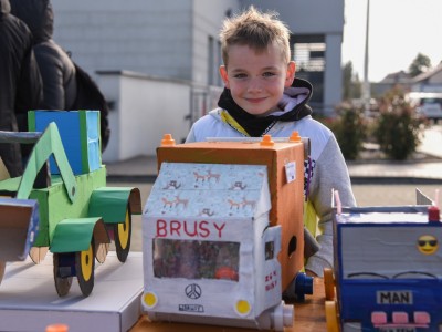 Makiety pojazdów oceniała komisja: 1.	Regina Bluma – przedstawiciel ZZO Nowy Dwór 
2.	Maciej Cuppa – dyrektor oddziału w Brusach Banku Spółdzielczego w Koronowie 
3.	Paweł Wolter – Kierownik Zakładu Gospodarki Komunalnej w Brusach
4.	 Renata Goebel – Centrum Kultury i Biblioteki 
