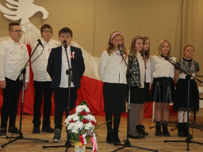 Szóstoklasiści z Wielkich Chełmów „Póki Polska żyje w nas”, Szkoła Podstawowa im. Stanisława Sikorskiego w Wielkich Chełmach