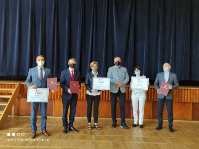 PODPISANIE UMOWY Z WICEMARSZAŁKIEM WOJ. POMORSKIEGO LESZKIEM BONNĄ W KONARZYNACH. UCZESTNICZYLI BURMISTRZ BRUS WITOLD OSSOWSKI I SKARBNIK GMINY BRUSY EWA TRZEBIATOWSKA - GRYGLEWSKA.