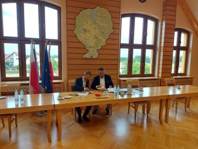 PODPISANIE UMOWY NA DOFINANSOWANIE - NA ZDJĘCIU BURMISTRZ BRUS WITOLD OSSOWSKI I WICEMARSZAŁEK WOJ. POMORSKIEGO LESZEK BONNA 