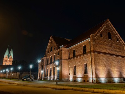 ZMODERNIZOWANA "STARA SZKOŁA" NOCĄ