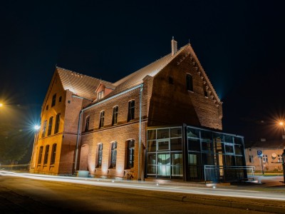 ZMODERNIZOWANA "STARA SZKOŁA" NOCĄ