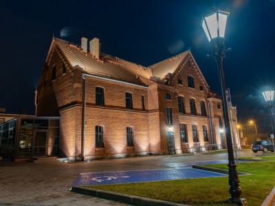 ZMODERNIZOWANA "STARA SZKOŁA" NOCĄ