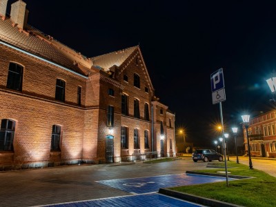 ZMODERNIZOWANA "STARA SZKOŁA" NOCĄ