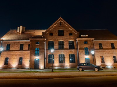 ZMODERNIZOWANA "STARA SZKOŁA" NOCĄ