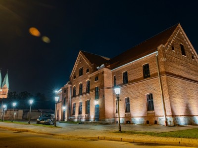 ZMODERNIZOWANA "STARA SZKOŁA" NOCĄ