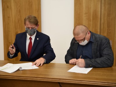 PODPISANIE UMOWY Z WYKONAWCĄ PRZEBUDOWY "STAREJ SZKOŁY"