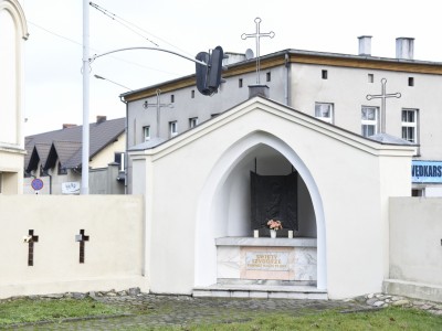 JEDNA Z KAPLICZEK PRZY KOŚCIELE W BRUSACH