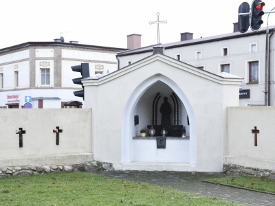 JEDNA Z KAPLICZEK PRZY KOŚCIELE W BRUSACH