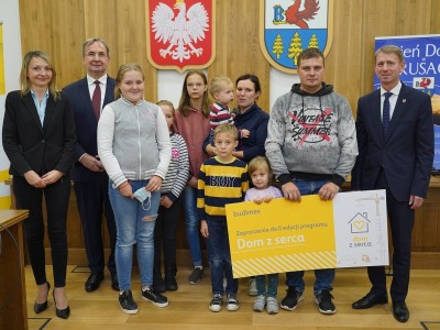 Podczas przekazania Państwu Kinom zaproszenia do II edycji programu „Dom  z serca”.