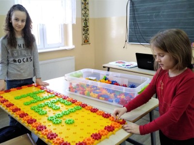 SZKOŁA PODSTAWOWA W MĘCIKALE KORZYSTA Z NOWYCH POMOCY DYDAKTYCZNYCH