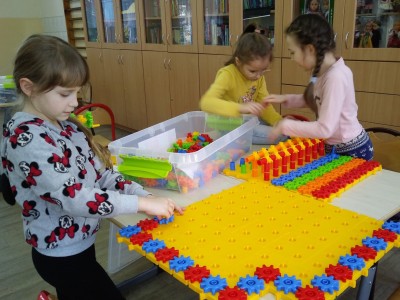 SZKOŁA PODSTAWOWA W MĘCIKALE KORZYSTA Z NOWYCH POMOCY DYDAKTYCZNYCH