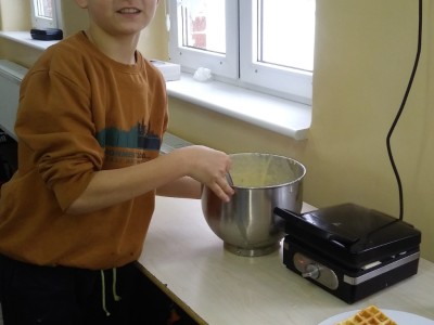 SZKOŁA PODSTAWOWA W MĘCIKALE KORZYSTA Z NOWYCH POMOCY DYDAKTYCZNYCH