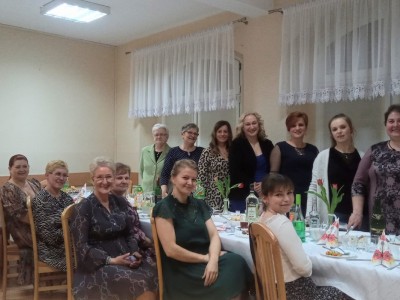 Dzień Kobiet w Małych Chełmach - nie zabrakło poczęstunku i wesołej atmosfery.