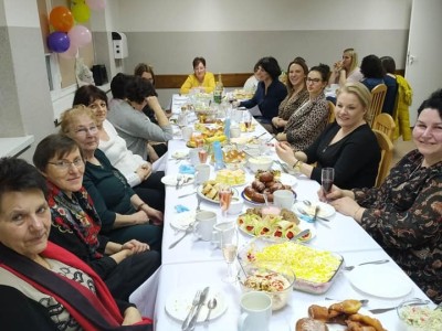 Dzień Kobiet w Rolbiku przy słono-słodkim poczęstunku. Nie zabrakło również dobrych humorów.