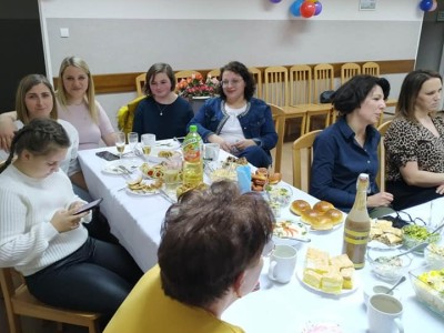 Dzień Kobiet w Rolbiku przy słono-słodkim poczęstunku. Nie zabrakło również dobrych humorów.