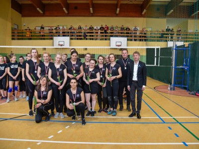 Dzień Kobiet na sportowo w Brusach. Turniej siatkarski o puchar Burmistrza Brus w ramach projektu "Familijne LOWE".