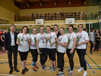 Dzień Kobiet na sportowo w Brusach. Turniej siatkarski o puchar Burmistrza Brus w ramach projektu "Familijne LOWE".
