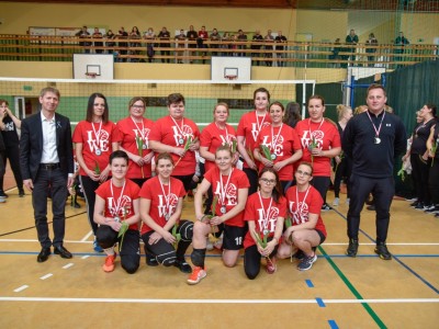 Dzień Kobiet na sportowo w Brusach. Turniej siatkarski o puchar Burmistrza Brus w ramach projektu "Familijne LOWE".