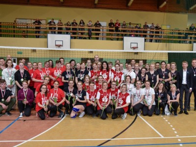 Dzień Kobiet na sportowo w Brusach. Turniej siatkarski o puchar Burmistrza Brus w ramach projektu "Familijne LOWE".