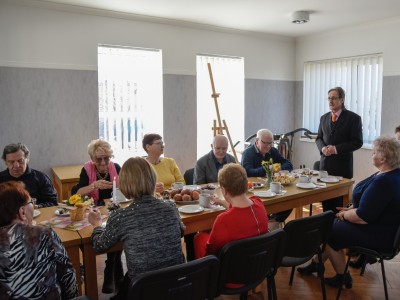 Dzień Kobiet sekcji emerytów Związku Nauczycielstwa Polskiego przy kawie i z kwiatkiem.
