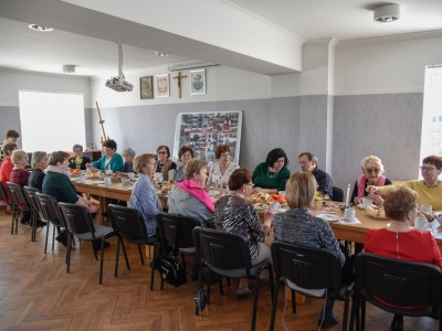 Dzień Kobiet sekcji emerytów Związku Nauczycielstwa Polskiego przy kawie i z kwiatkiem.
